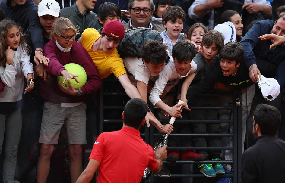 Dopo la vittoria in due set su Nadal, Novak Djokovic condivide la sua felicit, regalando la sua racchetta ad un piccolo tifoso. Getty Images